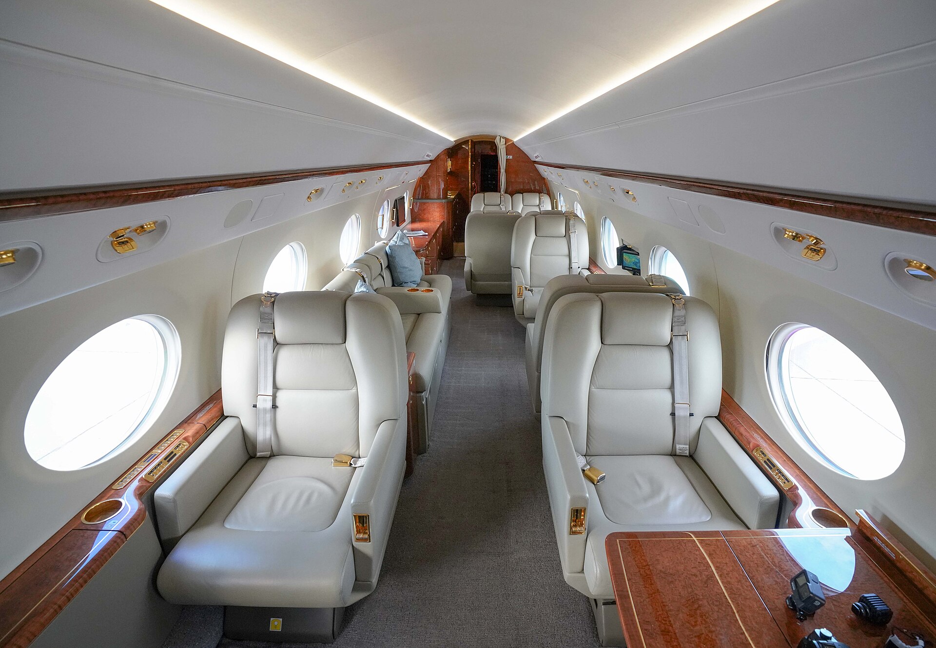 Cabina de jet ejecutivo con acabados premium